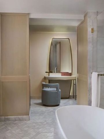 Luxus Badezimmer mit freistehender Badewanne und stilvollem Spiegel