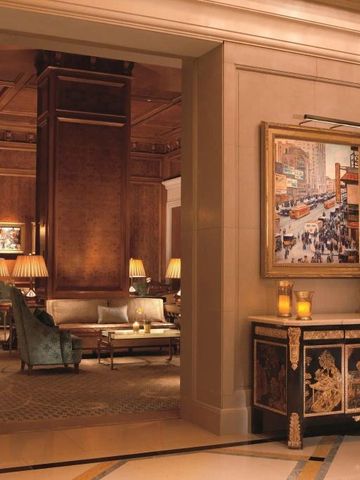 Luxuriöse Innenansicht der Lobby mit Kunstwerken und edler Möblierung