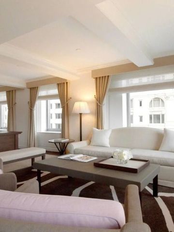 Geräumiges Wohnzimmer in einer Suite mit heller Einrichtung und modernem Design