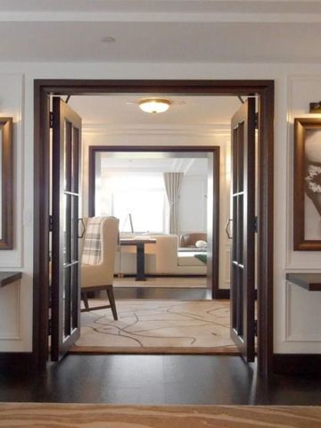 Eleganter Raum mit Kunstwerken und Eingang zu einer gemütlichen Suite