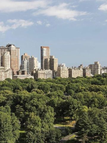 Atemberaubender Blick auf Central Park und die Skyline von New York bei klarem Himmel.
