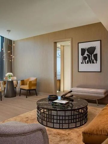 Luxuriöser Wohnbereich einer modernen Hotelsuite mit Blick auf die Stadt