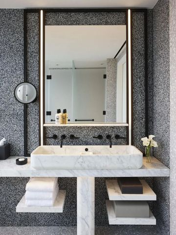 Modernes Badezimmer mit stilvollem Waschtisch und großem Spiegel