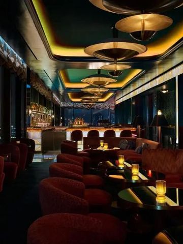 Stilvolle Bar im Hotel mit gedämpfter Beleuchtung und luxuriösen Sitzgelegenheiten