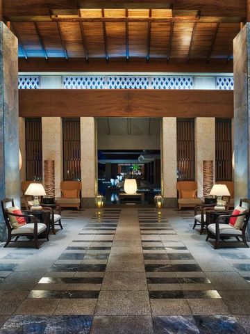 Luxuriöse Lobby im Ritz-Carlton Okinawa mit stilvollen Sitzbereichen und Beleuchtung.