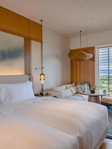 Geräumiges, modern eingerichtetes Hotelzimmer mit Panoramablick auf die Landschaft.