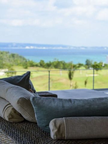 Entspannende Aussicht auf das Meer und die umliegende Natur von der Terrasse.