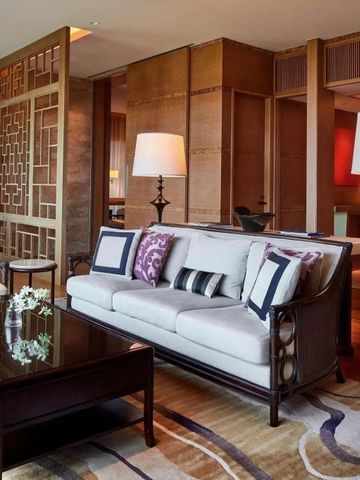 Luxuriöses Wohnzimmer mit stilvoller Einrichtung und Sofa