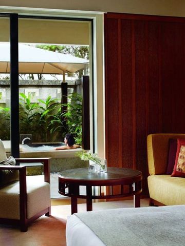 Einladendes Zimmer mit Sitzbereich und Ausblick ins Freie