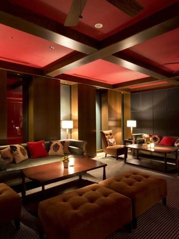 Elegante Lounge mit roter Decke und bequemen Sitzmöbeln