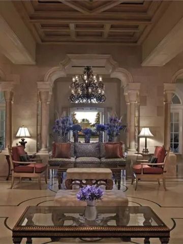 Elegante Hotel-Lobby mit luxuriöser Dekoration und großem Kronleuchter.