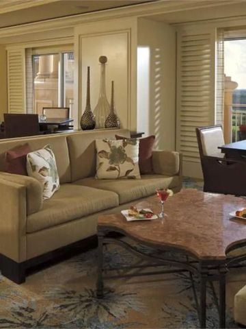 Wohnbereich mit stilvollen Sofas im Ritz-Carlton Orlando mit Ausblick