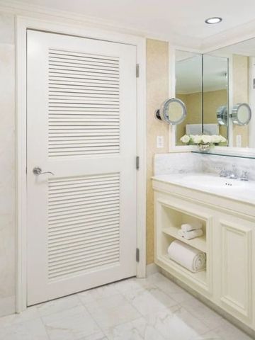 Geräumiges Badezimmer mit Doppelwaschbecken und stilvollem Dekor