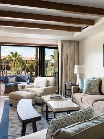 Helles Wohnzimmer mit modernen Möbeln und großem Balkon.