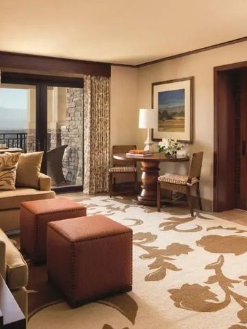 Exquisite Suite mit Wohnzimmer und Balkon, geschmackvoll dekoriert.