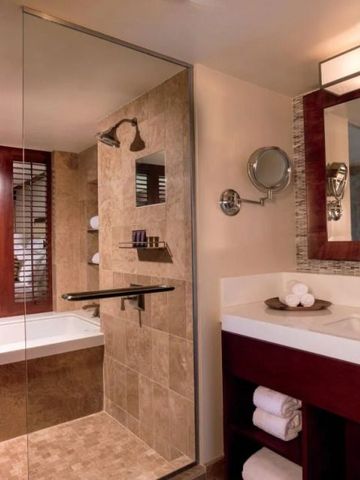 Elegantes Badezimmer mit großer Dusche und moderner Ausstattung