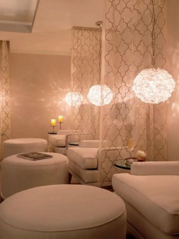 Stilvoller Lounge-Bereich mit eleganten Sesseln und sanfter Beleuchtung