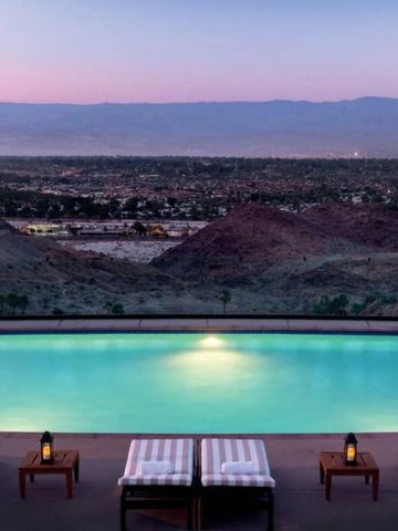 Infinity-Pool mit Blick auf die umliegenden Berge bei Sonnenuntergang