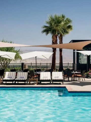 Exklusiver Poolbereich mit bequemen Liegen und Sonnensegeln