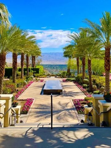 Üppige Gartenlandschaft mit Palmen und Treppe zum Talblick