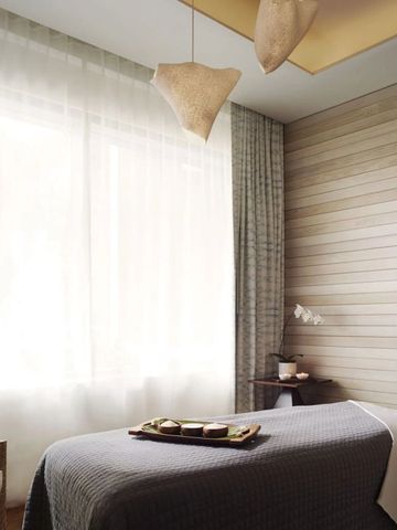 Ruhiger Spa-Raum mit Liege und entspannender Atmosphäre im Ritz-Carlton Waikiki.