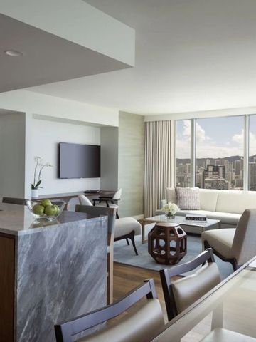 Geräumige Suite im Ritz-Carlton mit modernem Interieur und Panoramafenstern.