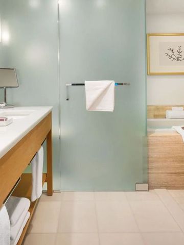 Modernes Badezimmer mit Wanne und stilvollen Designelementen