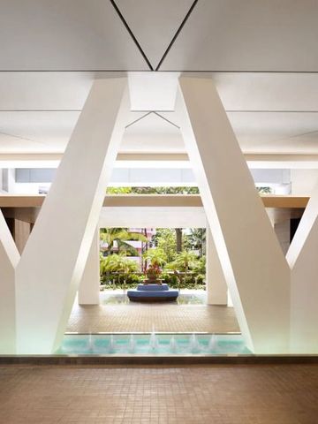 Moderne architektonische Struktur mit Wasser-Feature