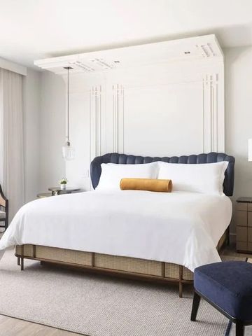 Modernes Hotelzimmer mit einem großen Bett und stilvollen Möbeln