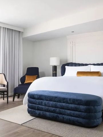 Geräumiges Zimmer mit großem Bett und komfortablen Sitzmöbeln