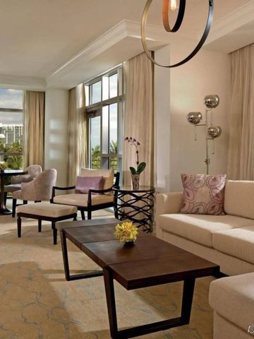 Luxuriöser Wohnbereich mit eleganten Möbeln und Stadtblick durch große Fenster