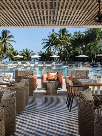 Außenbereich eines Restaurants mit Blick auf den Pool und tropischen Garten