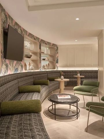 Eleganter Lounge-Bereich mit stilvollen Sitzgelegenheiten und moderner Dekoration