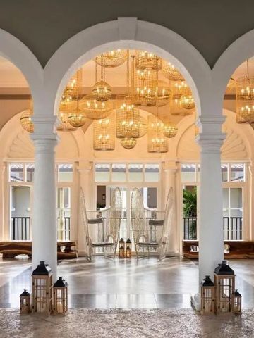 Elegante Lobby mit weißen Säulen und hängenden Lichtern