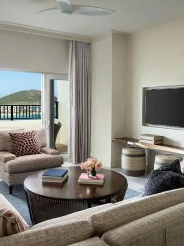 Geräumiges Wohnzimmer mit modernem Design und Blick aufs Meer