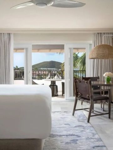 Komfortables Schlafzimmer mit Balkon und tropischem Ausblick