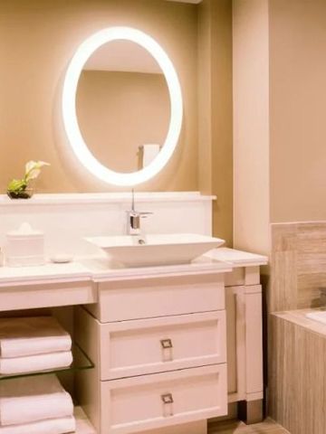 Helles Badezimmer mit moderner Ausstattung und Beleuchtung