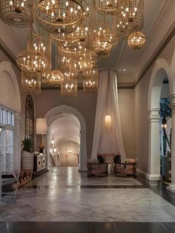 Elegante Hotellobby mit beeindruckenden Lüstern und Bögen