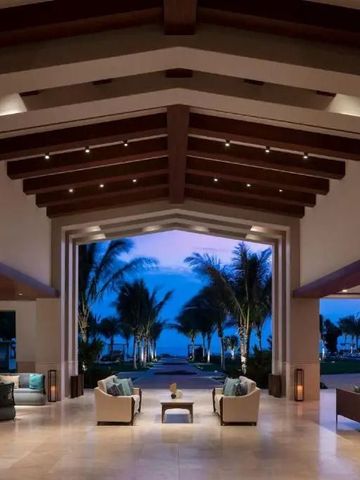 Offene, luxuriöse Hotellobby mit Blick auf abendliche Palmen