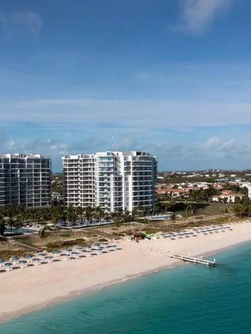 Hotelgebäude mit Balkonen direkt am weißen Sandstrand