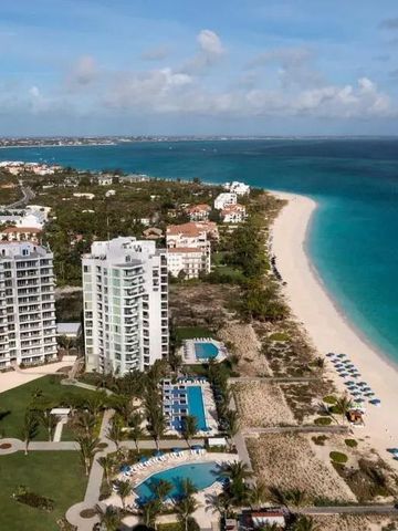 Luftaufnahme des Hotels mit Poolanlagen und Strandabschnitt