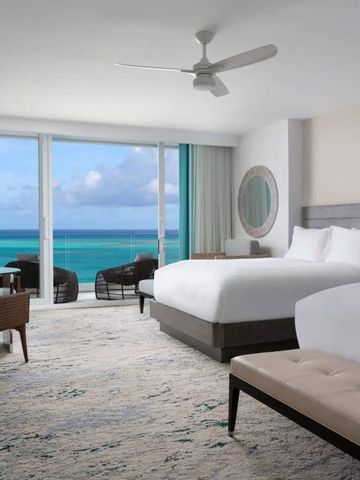 Geräumiges Zimmer mit zwei Betten und Meerblick.