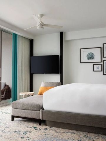 Gemütliches Hotelzimmer mit Balkon und Meerblick.