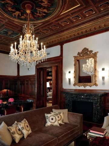 Luxuriöses Wohnzimmer mit Kronleuchter und Marmorkamin