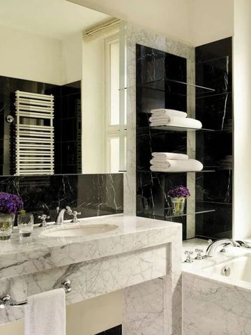 Modernes Badezimmer mit Marmorwaschtisch und Badewanne