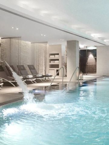 Innenpool mit elegantem Design und Liegestühlen