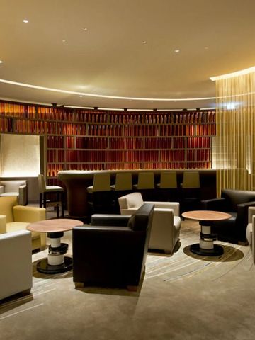 Stilvolle Lounge mit komfortablen Sesseln und Beleuchtung im Ritz-Carlton Wolfsburg