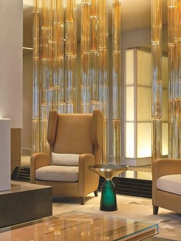 Behaglicher Sitzbereich mit luxuriösen Sesseln und moderner Dekoration