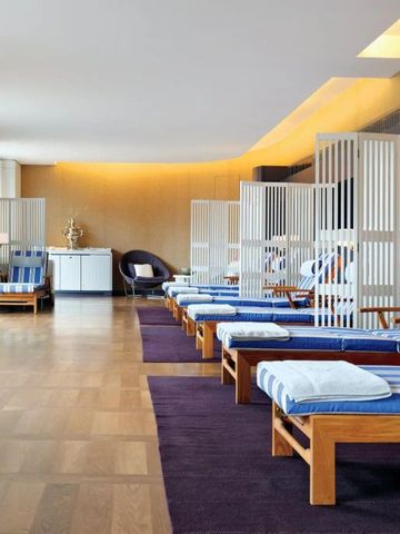 Einladender Spa-Bereich mit bequemen Liegen und entspannender Atmosphäre