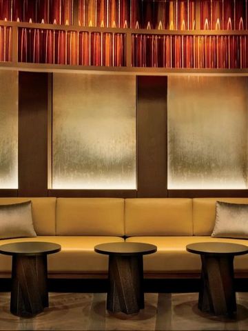 Elegante Hotelbar mit stilvollen Sitzgelegenheiten und ambienter Beleuchtung